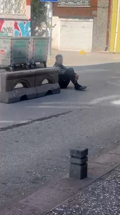 Sokak ortasında hareketsiz duran şahıs tedirginliğe yol a&ccedil;tı
