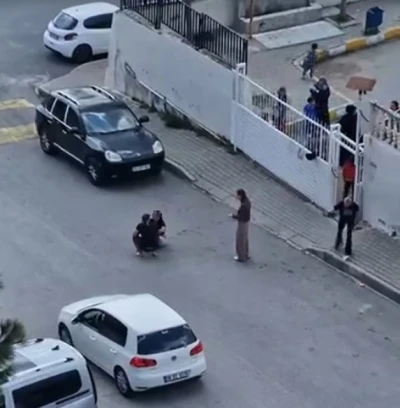 Sokak ortasında karısını d&ouml;vd&uuml;, okuldaki &ccedil;ocuklar izledi
