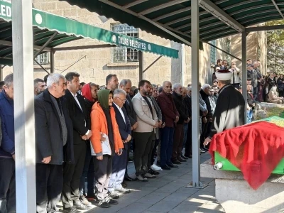 Sokak ortasında öldürülen kadına oğlundan son görev
