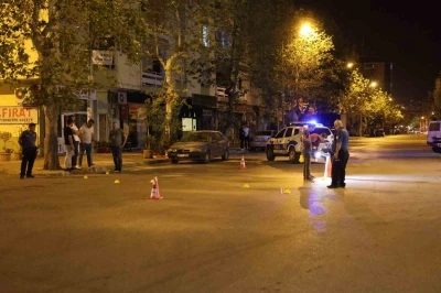 Sokak ortasında silahla defalarca ateş edildi, polis şüphelilerin peşine düştü
