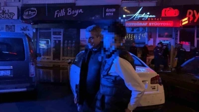 Sokak ortasında t&uuml;fekle dolaşan &ccedil;ocuk, kovalamaca sonucu yakalandı
