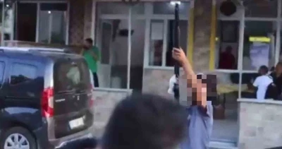 Sokak röportajı sırasında havaya ateş açan çocuk yakalandı
