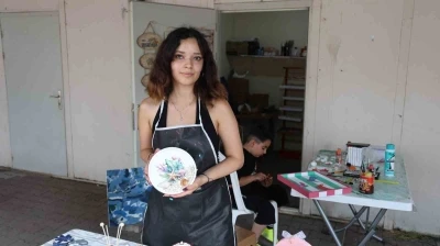 Sokak sanat&ccedil;ısından &ccedil;ocuklara resim boyama dersi
