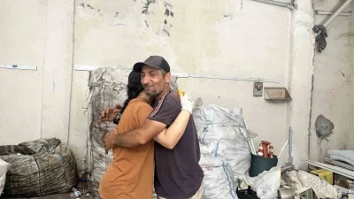 Sokaklarda kağıt toplayarak okuttuğu kızı, &uuml;niversiteyi birincilikle bitirdi
