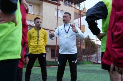 Sokaklardan sahalara uzanan başarı hikayesi: Memurluğu bırakıp hayalindeki kul&uuml;b&uuml; kurdu
