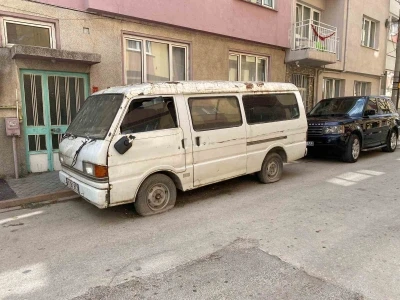 Sokakta terk edilen panelvan araç
