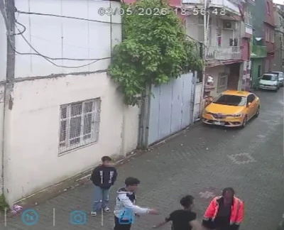 Sokakta yaşayan adamı yumruklayan &ccedil;ocuğa ev hapsi cezası
