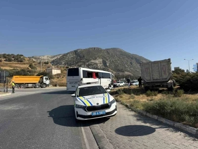 Söke’de freni tutmayan tır otobüse çarptı: &quot;O anlar araç kamerasına yansıdı&quot;
