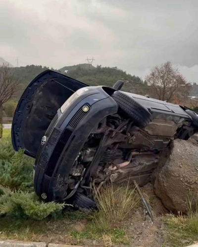 S&ouml;ke&rsquo;de otomobil ref&uuml;je devrildi: 2 yaralı
