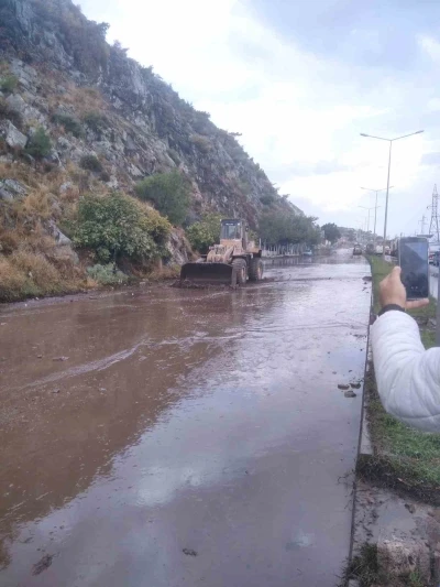 Söke’de toprak kayması: &quot;Karayolu trafiğe kapandı&quot;
