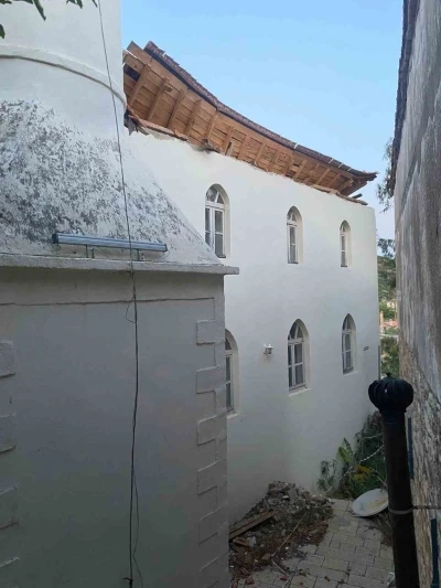 Söke Eski Doğanbey Köyü Camii’nin çatısı çöktü
