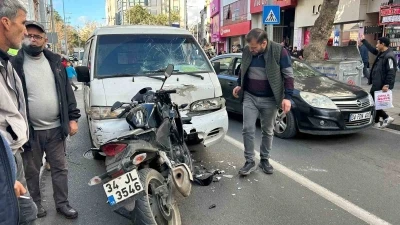 Sol şeritte seyreden motosikletli kamyonetle kafa kafaya çarpıştı: 2 yaralı
