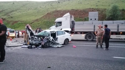 Solhan&rsquo;da tır ile otomobil kafa kafaya &ccedil;arpıştı: 3 yaralı

