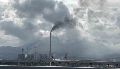 Soma&rsquo;da, termik santralden y&uuml;kselen siyah duman kentin soluğunu kesiyor
