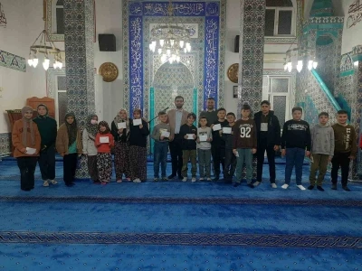 Son teravih namazının ardından camiye devam eden &ccedil;ocuklara har&ccedil;lık &ouml;d&uuml;l&uuml; verildi
