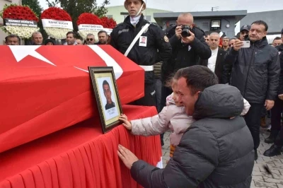 Son veda y&uuml;rek yaktı: K&uuml;&ccedil;&uuml;k kız babasını tebess&uuml;mle uğurladı
