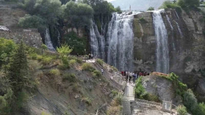 Sonbaharda Tortum Şelalesi’nde ziyaretçi yoğunluğu
