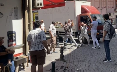 Sopalı yumruklu yol kapatma kavgası kamerada
