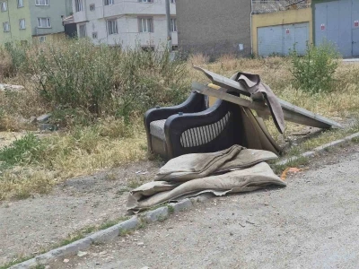Sorumsuzca &ccedil;evreye atılan eski ev eşyaları g&ouml;r&uuml;nt&uuml; kirliliğine yol a&ccedil;ıyor
