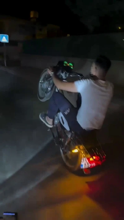 Sosyal medya içeriği uğruna canını hiçe sayan motorcu yaptıklarıyla hayrete düşürdü
