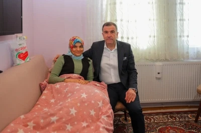 Sosyal medya &uuml;zerinden pasta-b&ouml;rek satarak ge&ccedil;imini sağlayan aileye Vali Eldivan&rsquo;dan moral ziyareti
