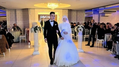 Sosyal medyada g&uuml;ndem olan &ccedil;ift d&uuml;nyaevine girdi
