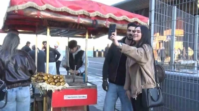 Sosyal Medyada yabancı turistlerin ilgi odağı olan kestaneci Alper Temel "Amacım İstanbul&rsquo;un ruhunu g&uuml;zelliğini g&ouml;stermek"
