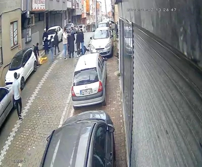 Sosyal medyadan tartıştıkları kadını sokak ortasında bayılana kadar d&ouml;vd&uuml;ler; o anlar kamerada
