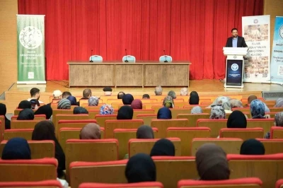 Sosyal medyanın bilin&ccedil;li kullanımı Erzincan&rsquo;da ele alındı

