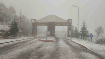 Spil Dağı&rsquo;na Mayıs ayında kar yağdı
