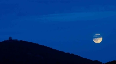Spil Dağı’nın eşsiz manzarası &quot;Kunduz Süper Ay&quot; ile aydınlandı
