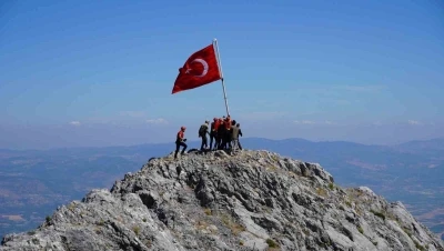 Spil&rsquo;in zirvesindeki 15 Temmuz t&ouml;reninde gaziler T&uuml;rk bayrağını g&ouml;ndere &ccedil;ekti
