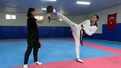 Spor hayatı bitecek denilen milli taekwondocu, şampiyon olarak geri d&ouml;nd&uuml;
