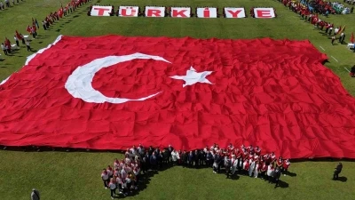 Stadyumda dev T&uuml;rk bayrağı a&ccedil;ıldı
