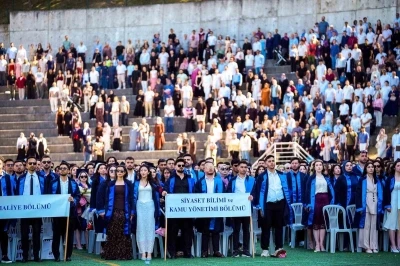 Stadyumu dolduran aileler, &ccedil;ocuklarının mezuniyet heyecanına ortak oldu
