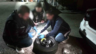 Stepneye zulalanmış uyuşturucu ele geçirdi: 2 gözaltı
