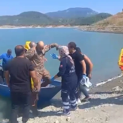 Su almak için indiği barajdan kalkamayan eğitim uçağındaki pilotları çiftçi teknesiyle kurtardı
