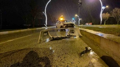 Su birikintisi kazaya sebep oldu: Otomobil &ouml;nce direğe sonra kaldırıma &ccedil;arptı
