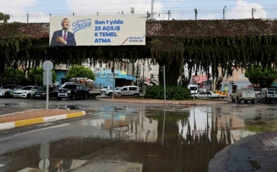 Su borusu patladı, cadde göle döndü
