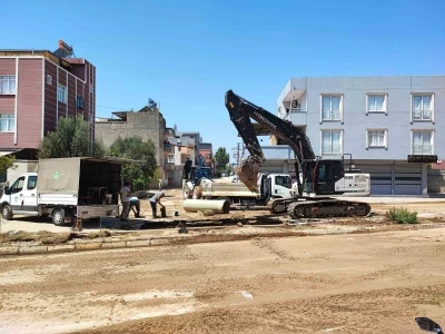 Su borusu patladı, mahalleyi su bastı
