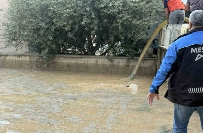 Su borusu patladı: Site bahçeleri suya gömüldü
