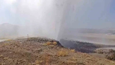 Su borusu patladı, tonlarca su çevreye aktı
