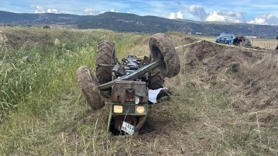 Su kanalına devrilen traktörün altında kalan yaşlı adam hayatını kaybetti
