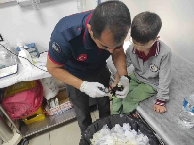 Su matarasına sıkışan parmağı hastanede &ccedil;ıkardılar
