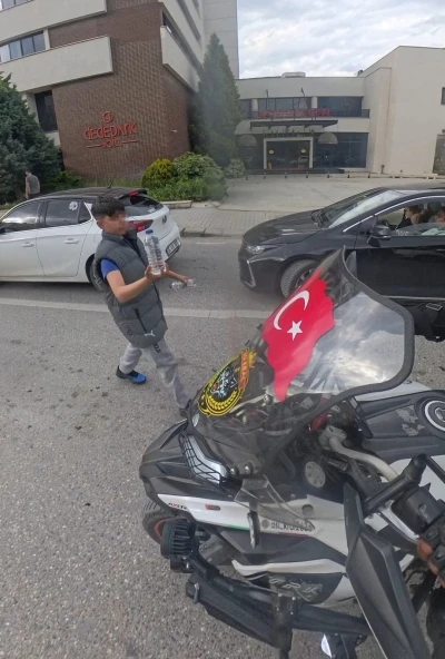 Su satan &ccedil;ocuk, camında T&uuml;rk bayrağı olan motosikletliye su hediye etmek istedi
