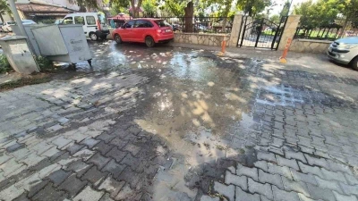 Su stresine rağmen tonlarca su sokaklara akıyor
