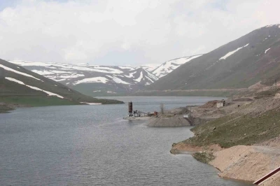 Su tutmaya başlayan &Uuml;nlendi Barajı &ccedil;evresindeki k&ouml;yler i&ccedil;in 134 kilometrelik yeni yol yapılacak
