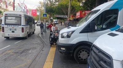 Şube önüne park eden  PTT araçları engellilere yol vermedi, söylenenler çileden çıkardı
