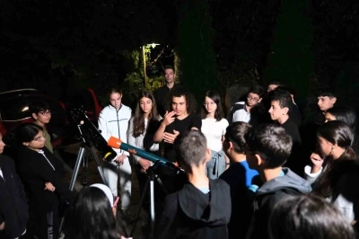SUBÜ Astronomi Topluluğu, depremzede gençlere gökyüzünü açtı
