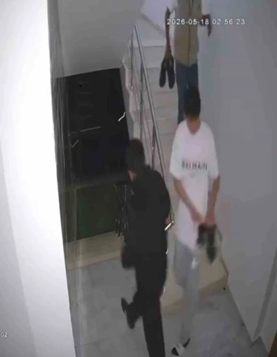 Su&ccedil; makinesi &ccedil;ocuk hırsızlar &ccedil;aldıkları ayakkabıların kalitesini kontrol ederken kameraya yakalandı
